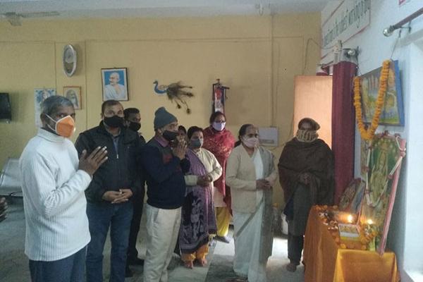 Maharshi Vidya Mandir Jhunsi, celebrated 150th Birthday Anniversary of His Divinity Gurudev Shri Swami Brahmanand Saraswati Ji .The celebration commenced with Special Shri Guru Parampara Poojan and followed by lighting of lamp by Principal.